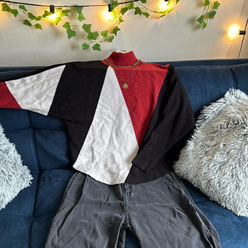 Selling this nice simple pattern top and baggy pants. Great quality!